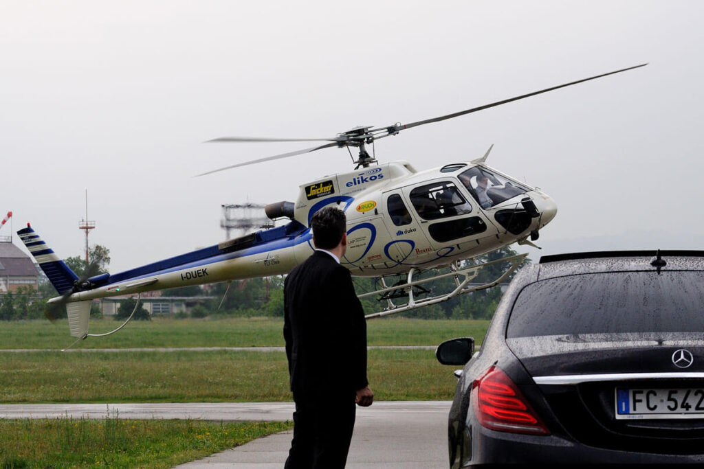 Mercedes Benz con sfondo dell'elicottero che sta decollando