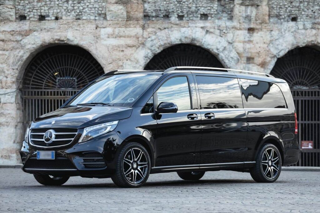 Mercedes Benz furgoncino nero con sfondo Arena di Verona