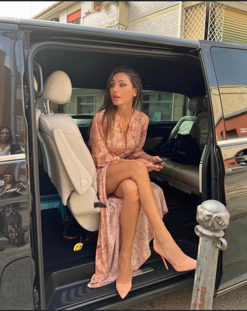 Anna Tatangelo seduta in un furgoncino della Mercedes-Benz