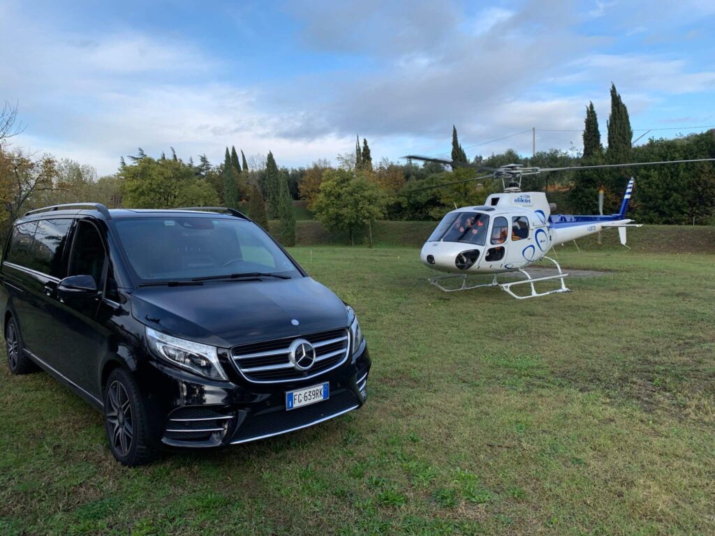 Mercedes-Benz e elicottero parcheggiati