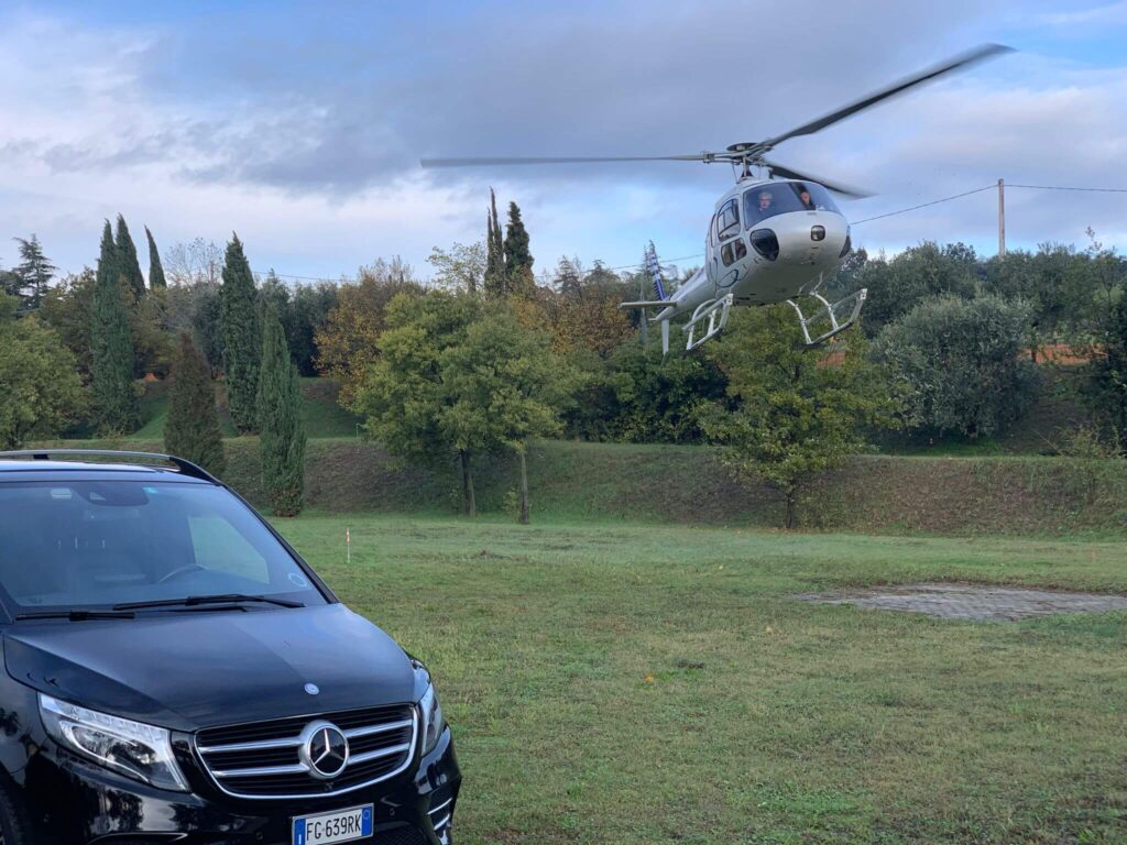 Mercedes-Benz con elicottero in volo