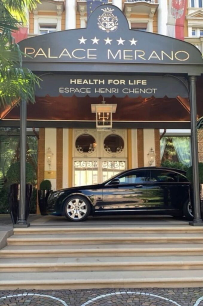 Mercedes-Benz all'ingresso di un resort