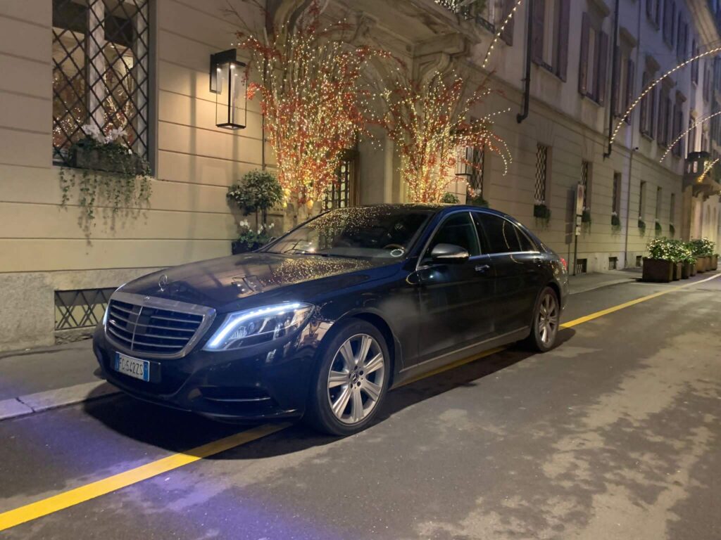 Mercedes-Benz nera parcheggiata fuori l'albergo