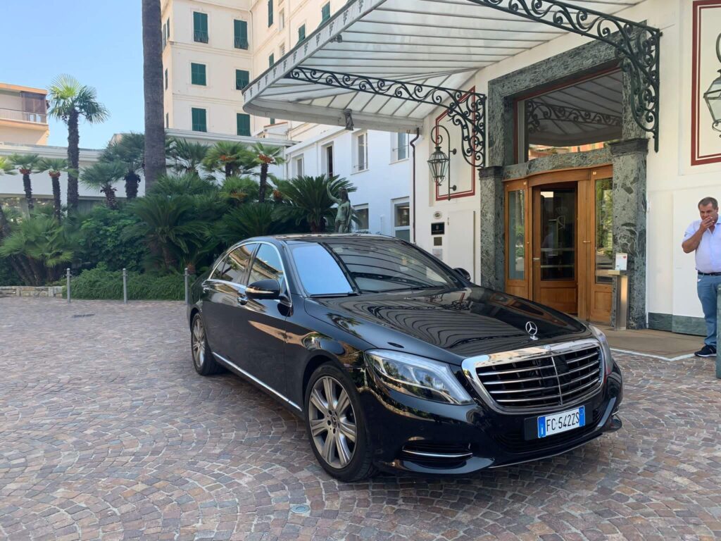 Mercedes-Benz parcheggiata all'esterno di un albergo