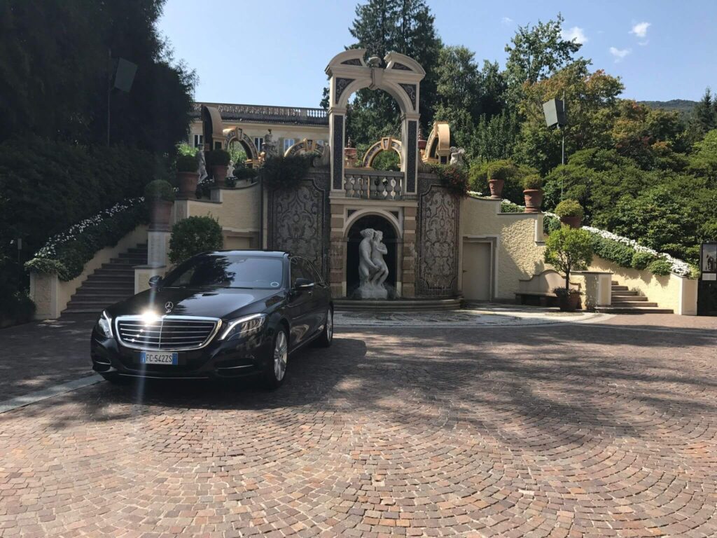 Mercedes-Benz nera parcheggiata nell'atrio di una villa